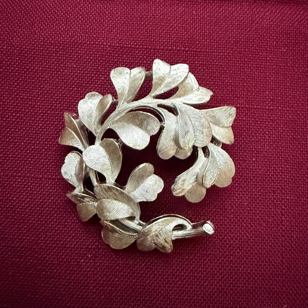 Vintage Trifari Silver Tone Ginkgo Leaf Wreath Brooch Pin Brushed Finish EUC